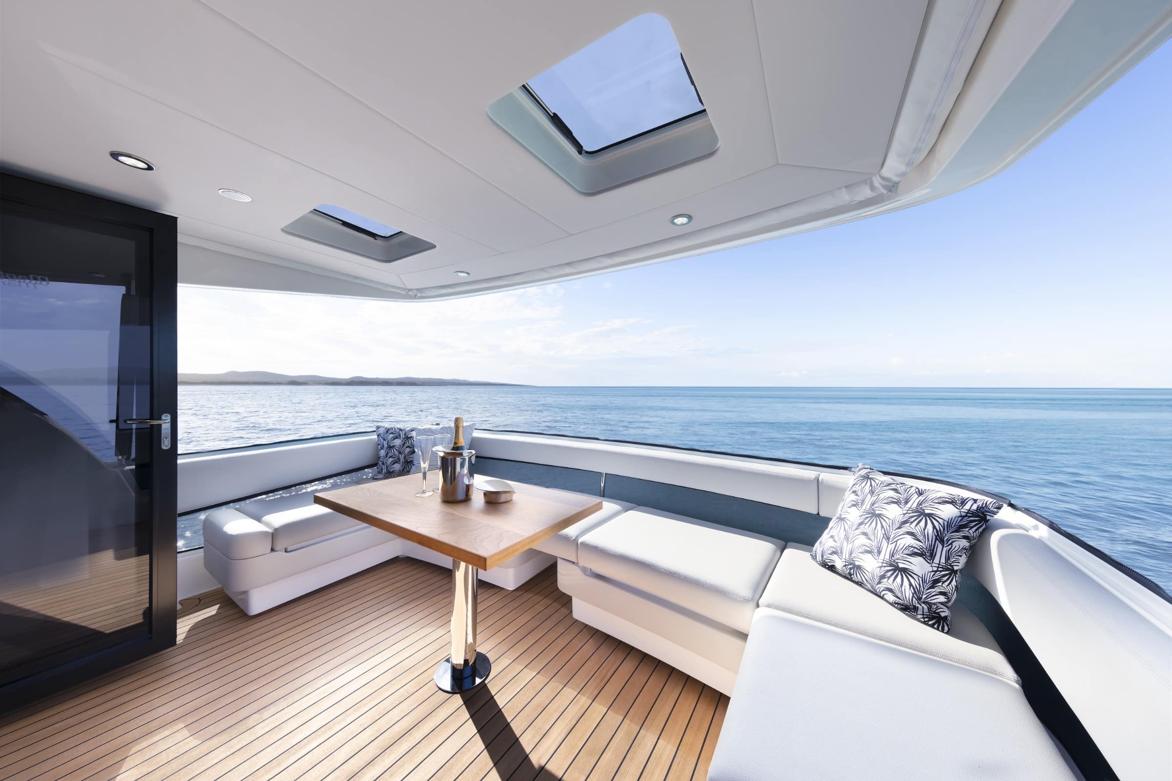 Maritimo M55 Black Edition - FLYBRIDGE SKY LOUNGE